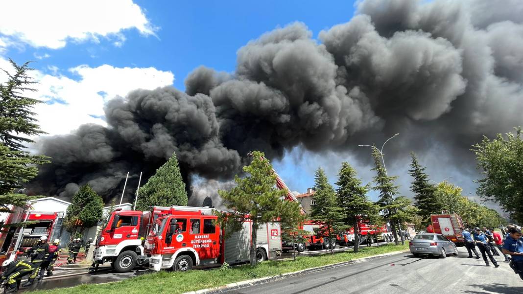 Kayseri'de sünger fabrikasında büyük yangın: Bir saatte kontrol altına alındı 19